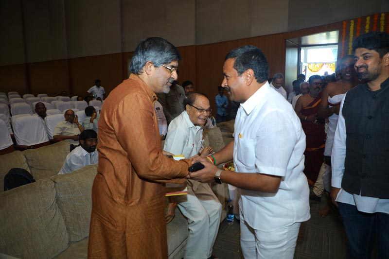 Sri Mulugu Ramalingeshwara Varaprasad Siddhanti was honoured with Jyotishyasastra Vignana Visharadha at Tummalapalli Kalakshetram, Vijayawada (65)